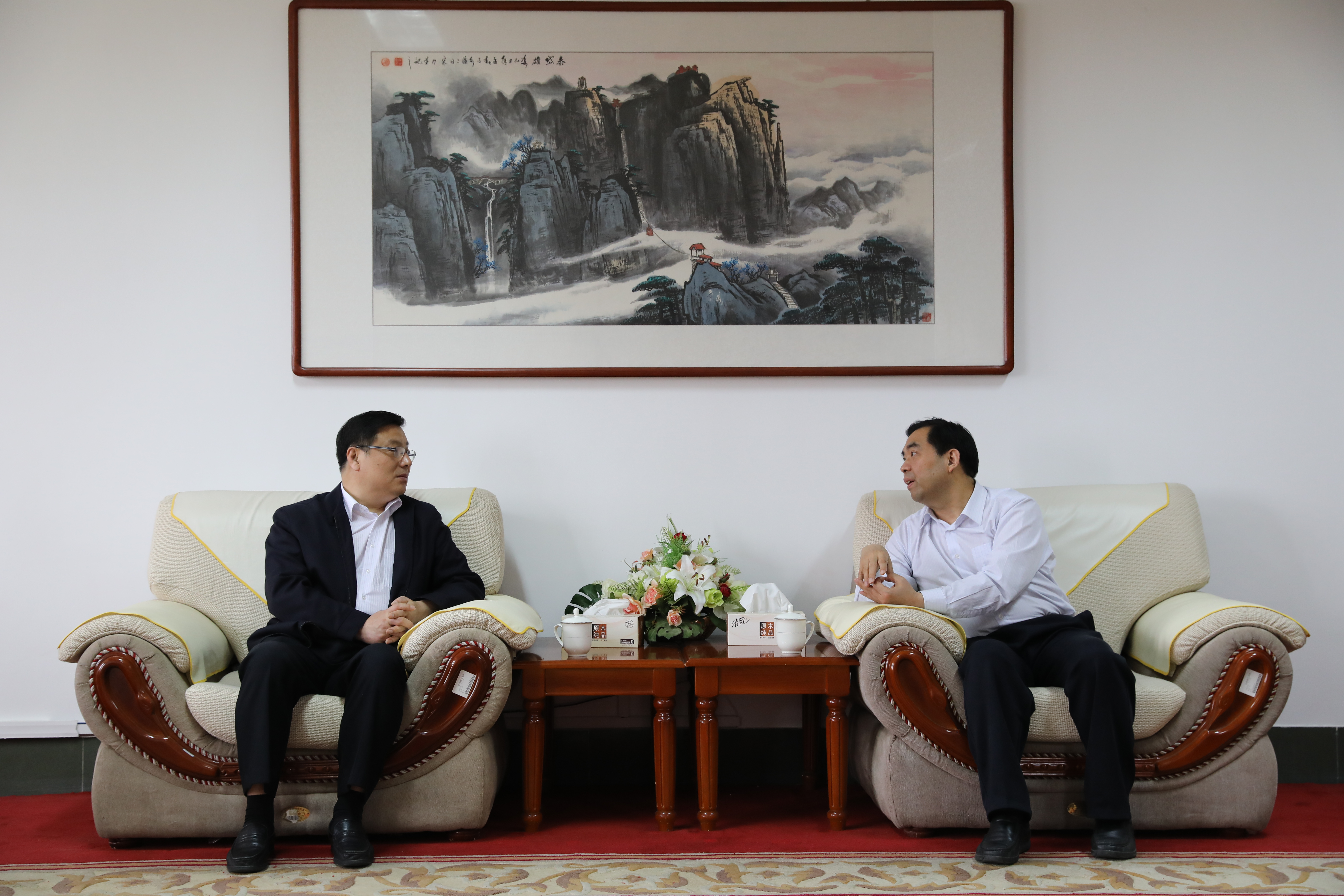 校党委书记吕传毅,副校长王立斌在鸿远楼八楼接待室会见了荆戈一行.