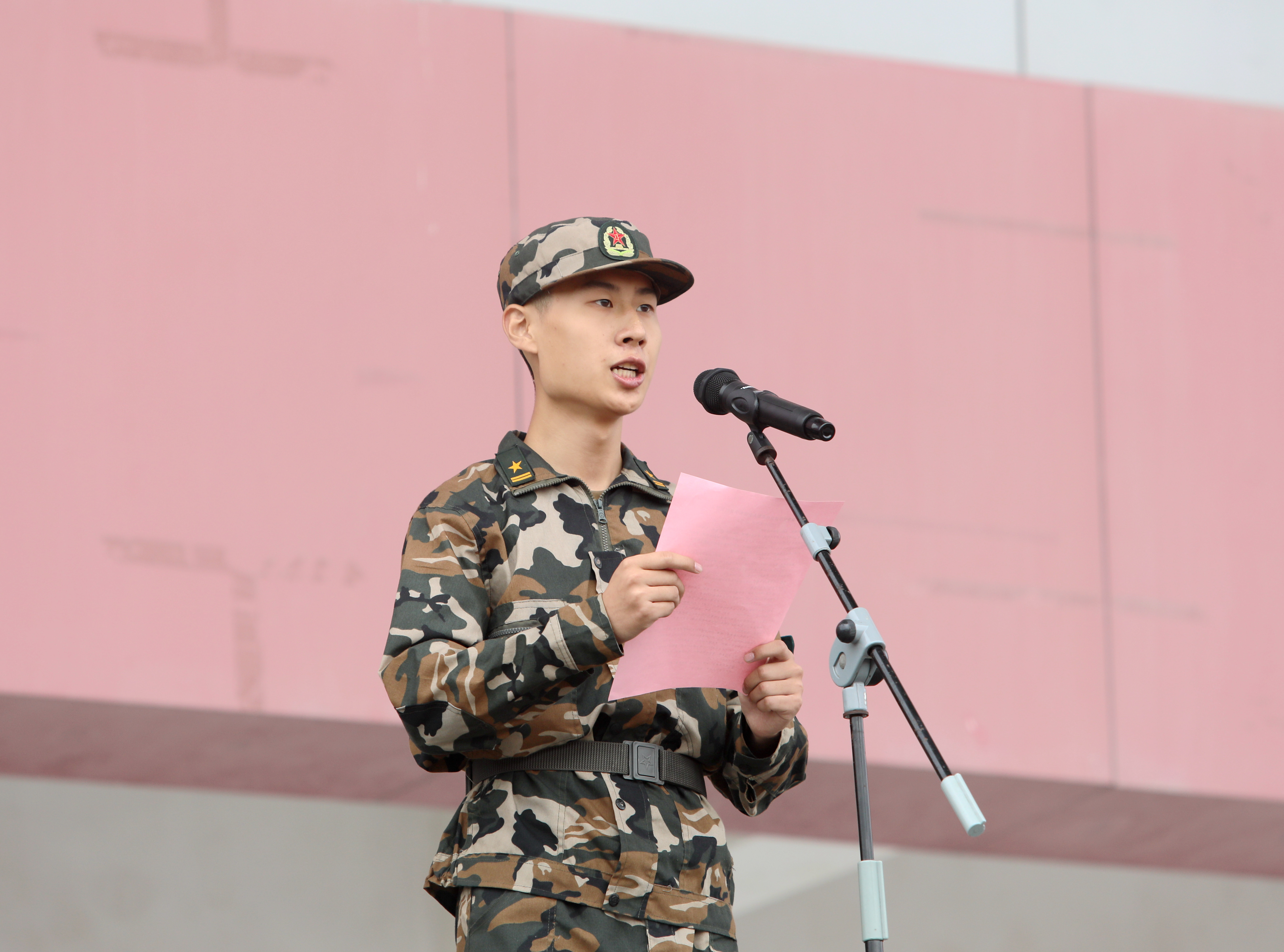 军训优秀学员代表,计算机科学与技术学院数媒1802班学生孙豪鹏发言.