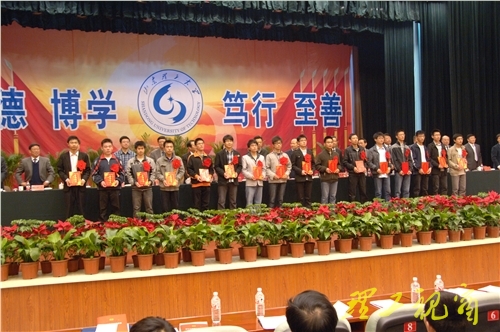 学校领导为学生先进个人代表颁奖