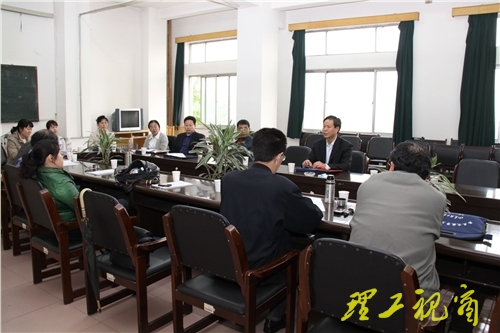 党委副书记、校长张新义参加小组讨论