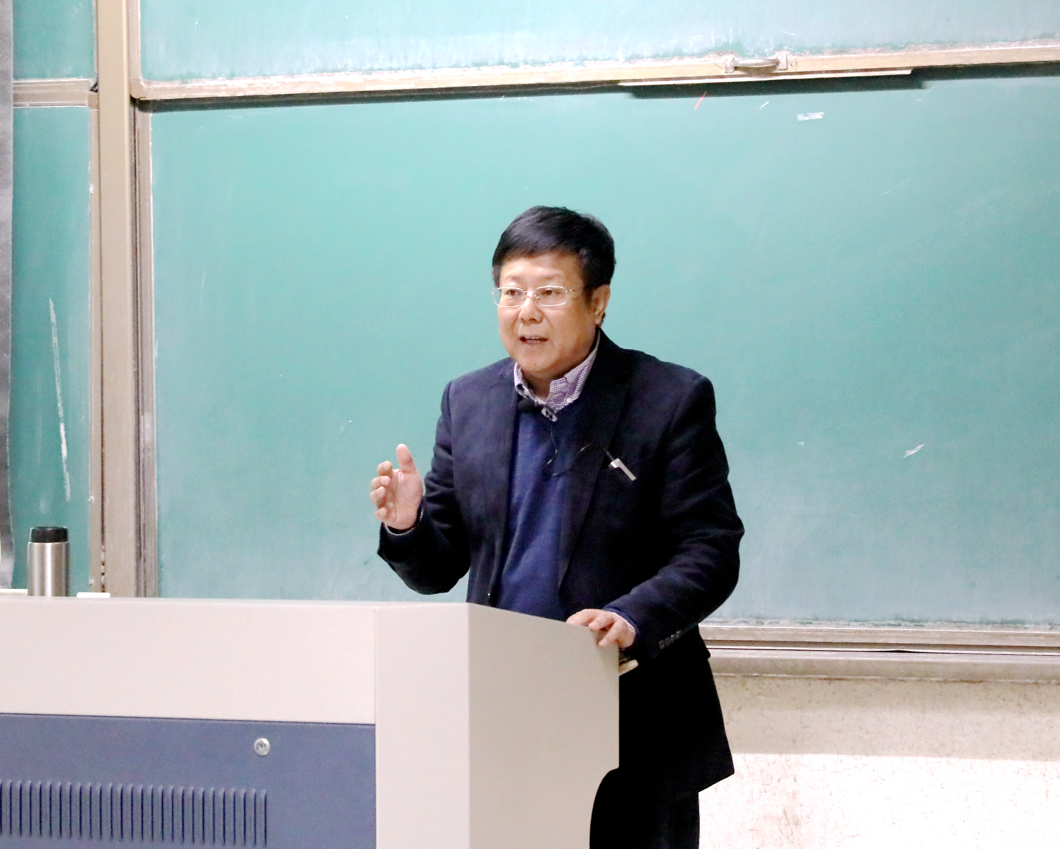 张铁柱讲授车辆工程专业新生研讨课第二课