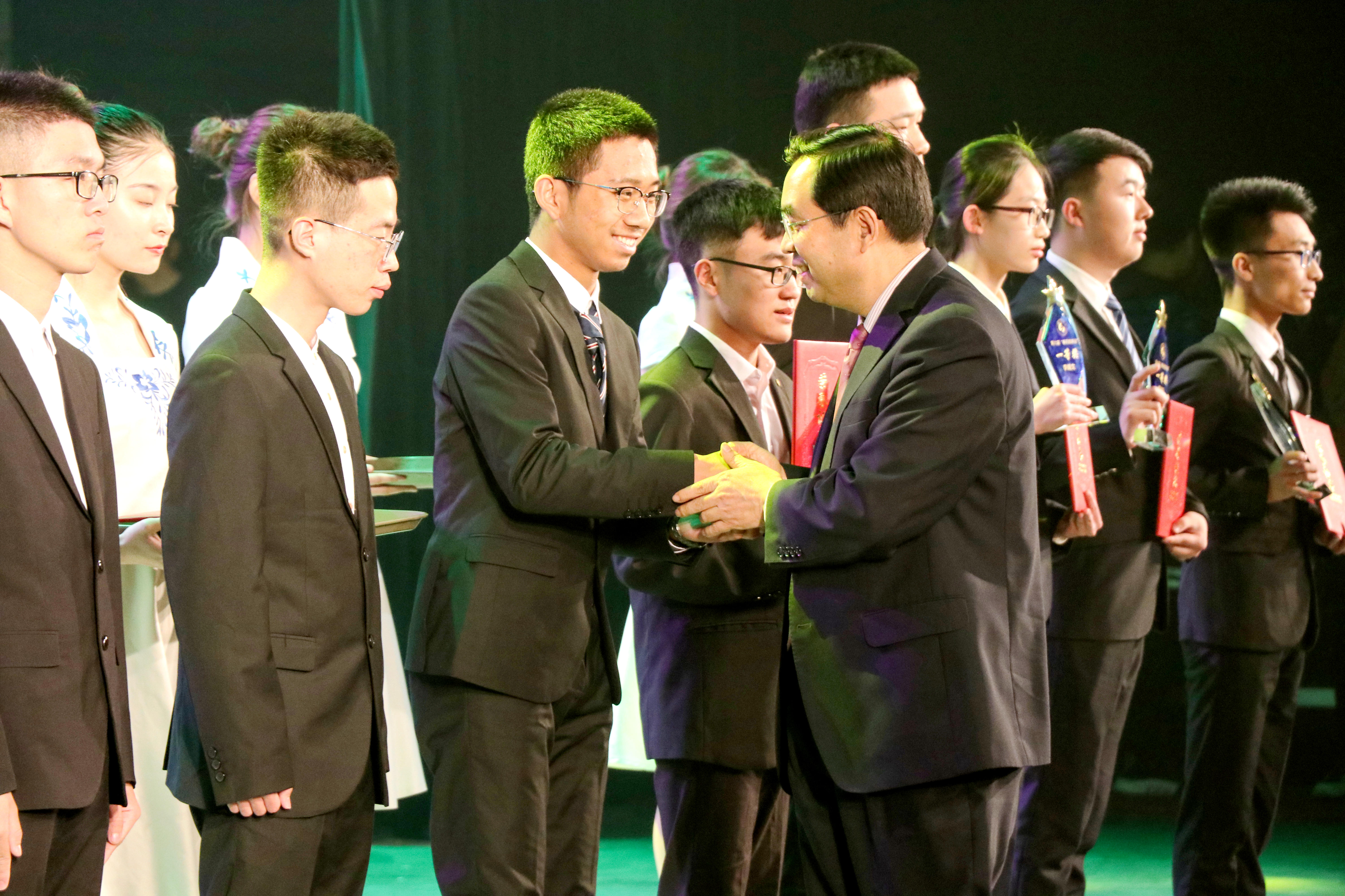 颁奖仪式与朗诵表演穿插进行,出席晚会的领导为获奖作者代表现场颁奖.