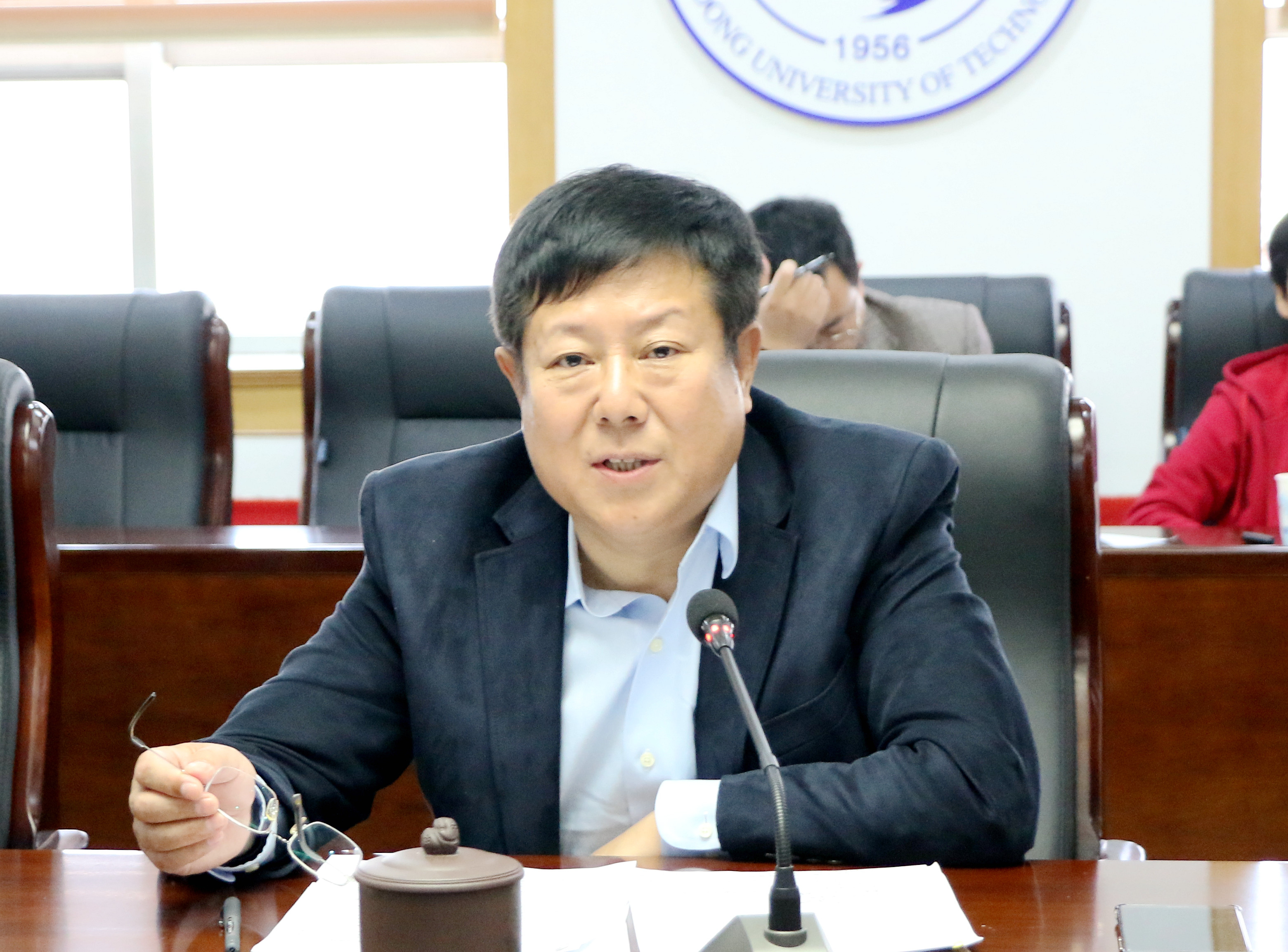 校领导张铁柱,刘国华,王立斌,魏修亭,易维明出席会议,校