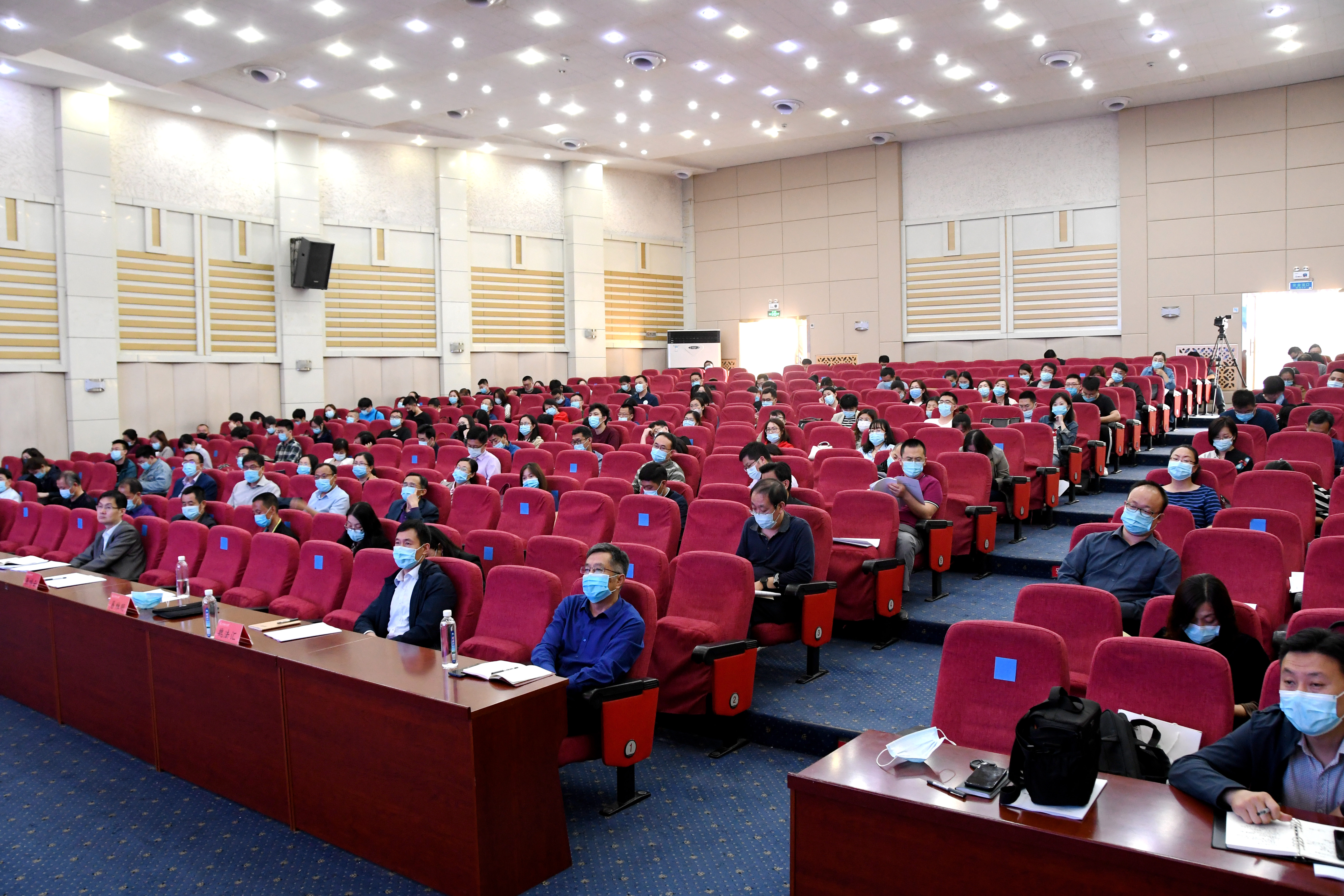 学校召开学生工作会议