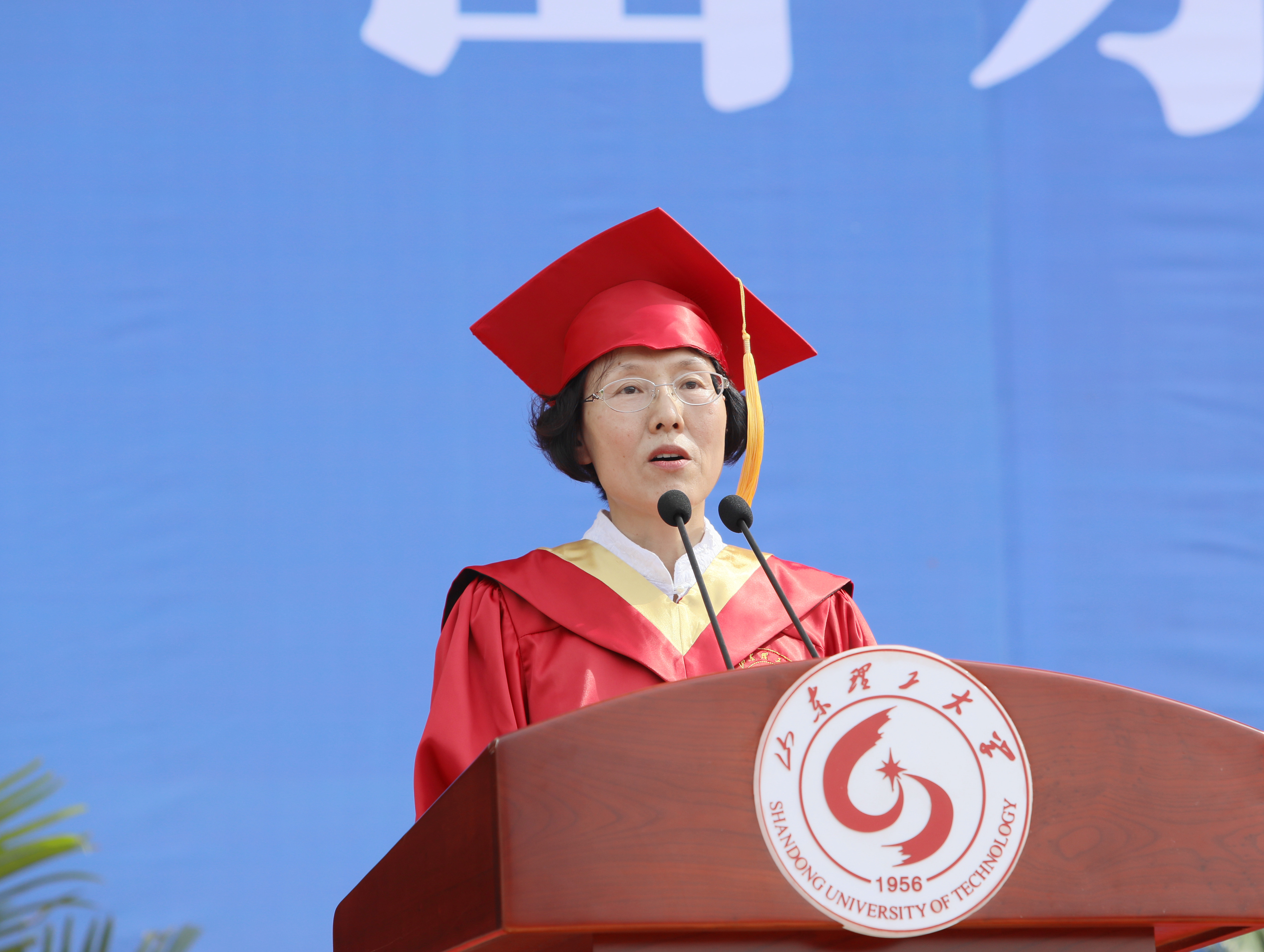 党委常委,副校长刘国华宣读了《关于表彰2018年优秀毕业生的通报》