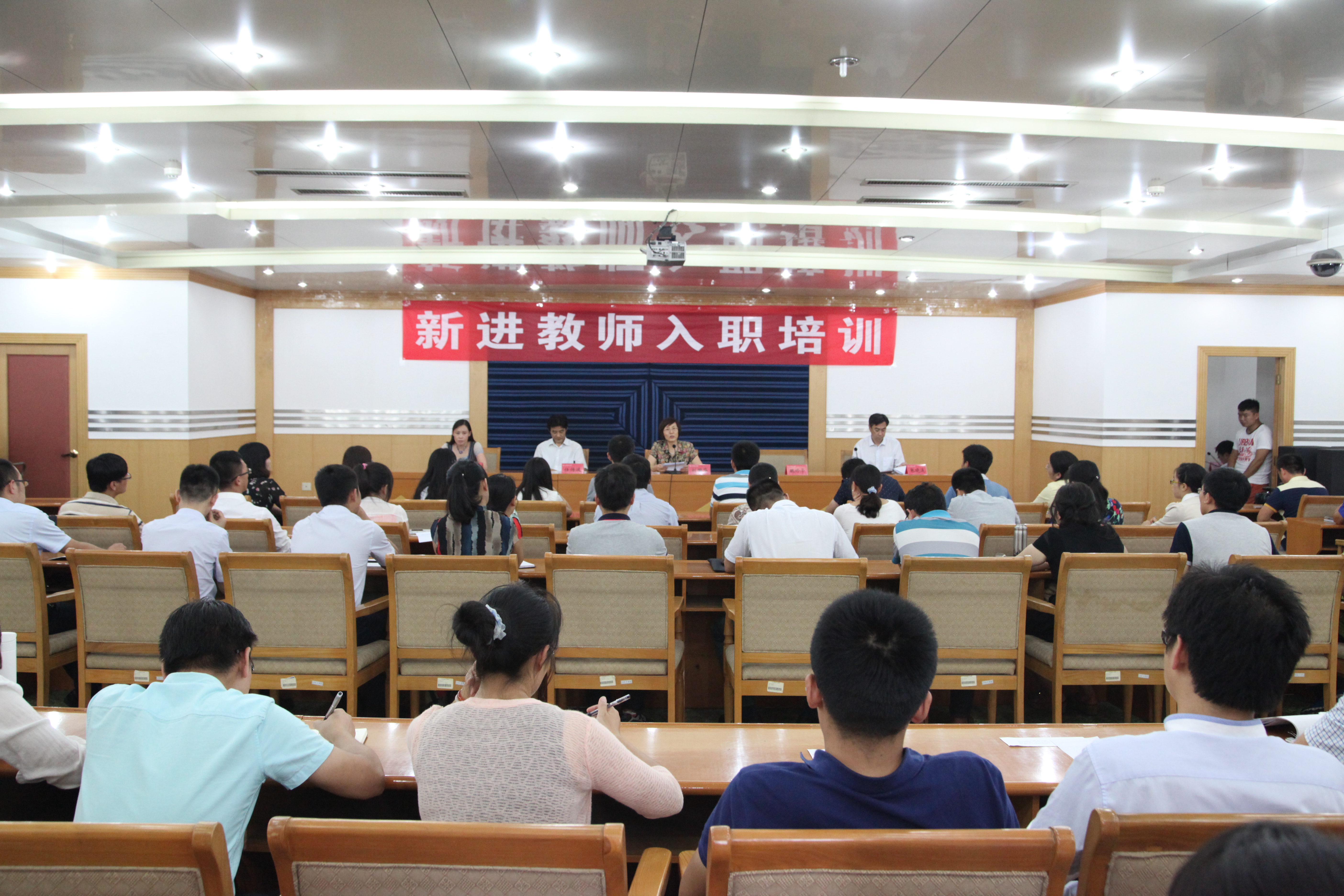 学校对新进教师进行入职培训