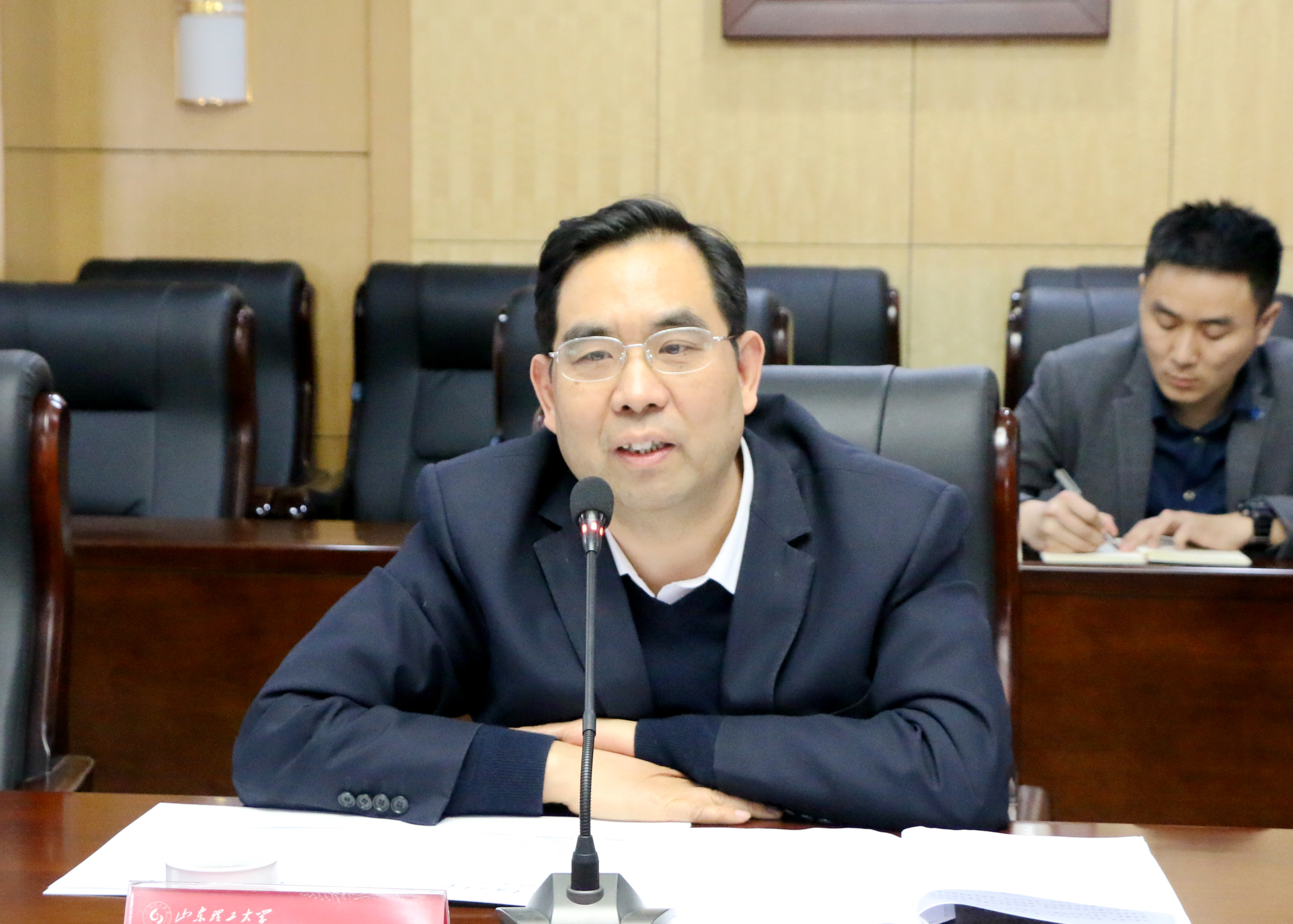 博山区委书记刘忠远一行来校座谈交流