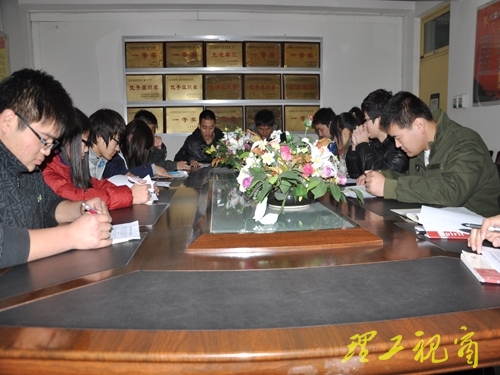 校自律会组织学习十八大会议精神