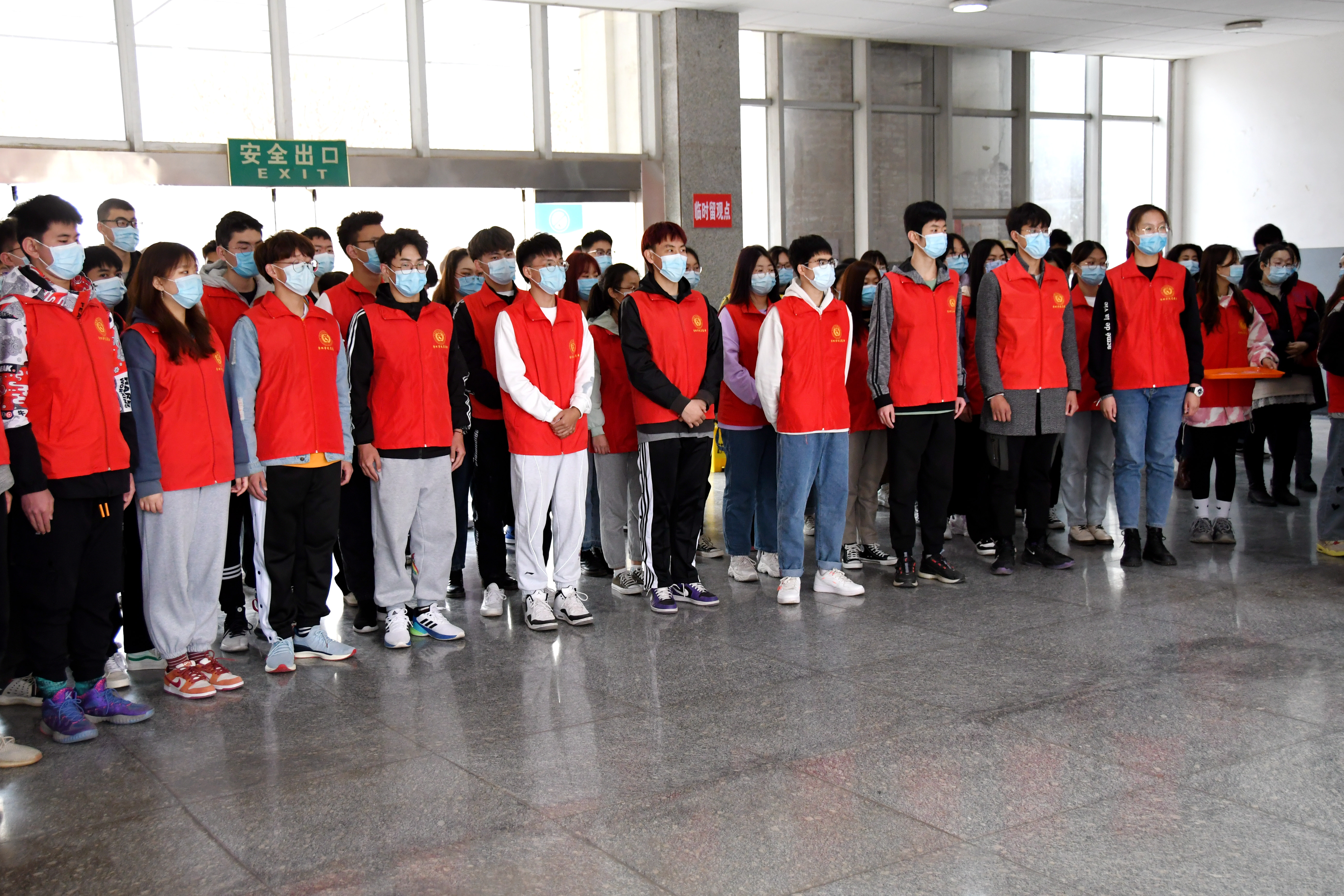 吕传毅一行参加学生社团活动