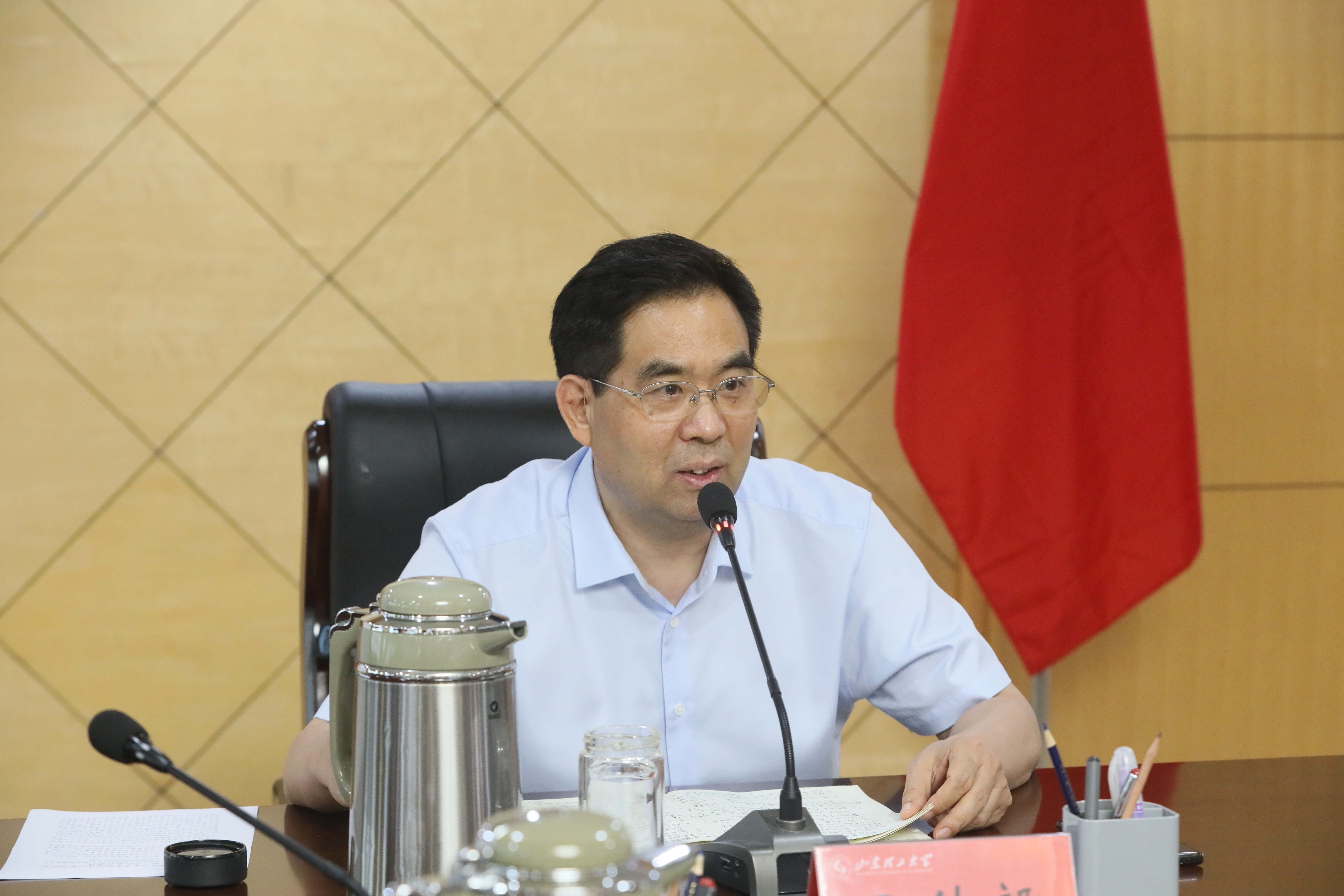 党委书记吕传毅主持校党委领导班子会议并作总结讲话